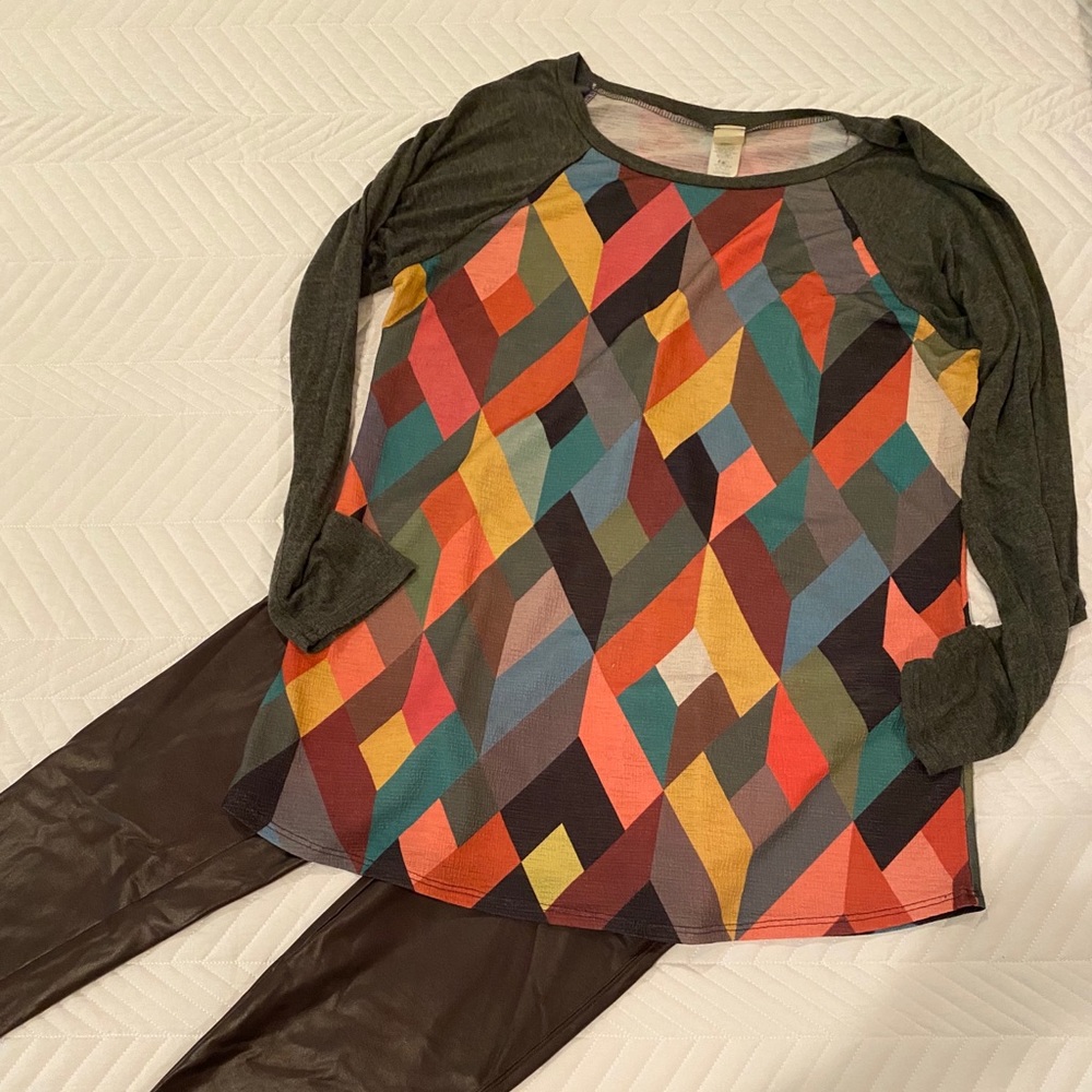 Geometric print tunic, soft tee material, size L